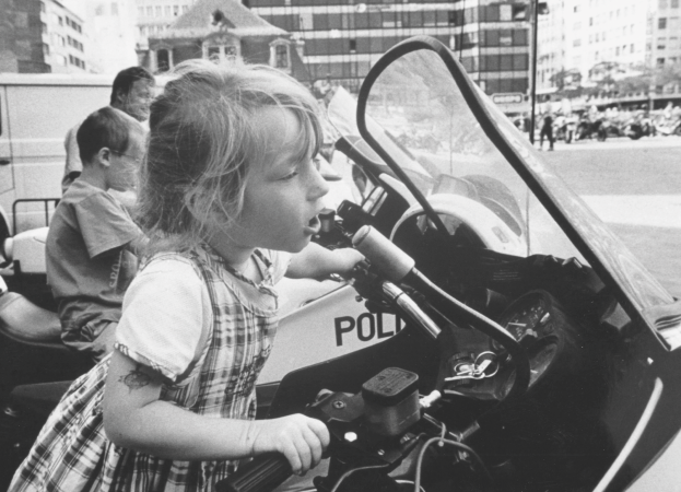 Mädchen auf einem ausgestellten BMW Polizei Motorrad mit peiker Mikrofon am Tag der offenen Tür
