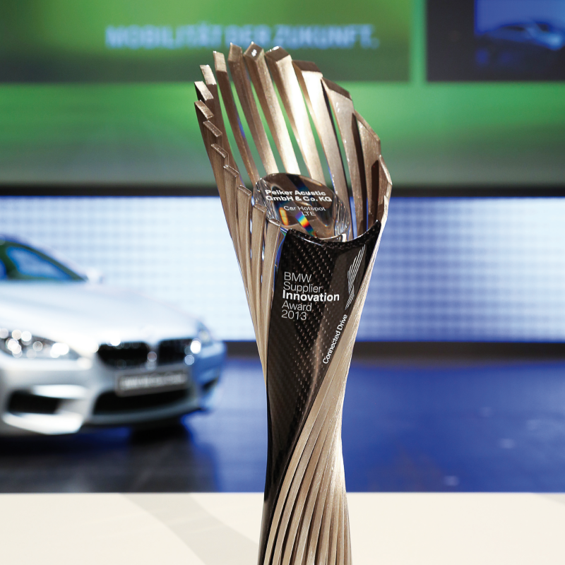 Goldfarbende "BMW Supplier Innovation Award" Trophäe für PEIKER acustic in der Kategorie ConnectedDrive 2013
