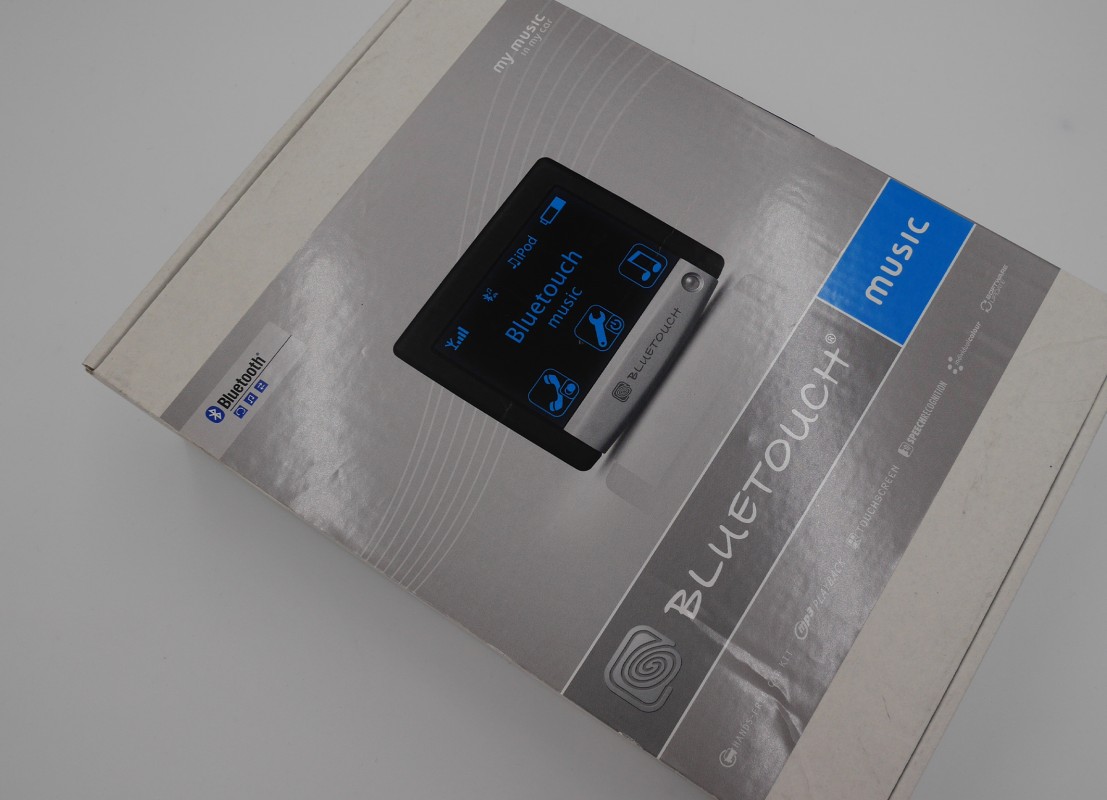 Verpackung des Produkts: Bluetouch Music, eine portable Bluetooth®-Musik Box für das Fahrzeug 