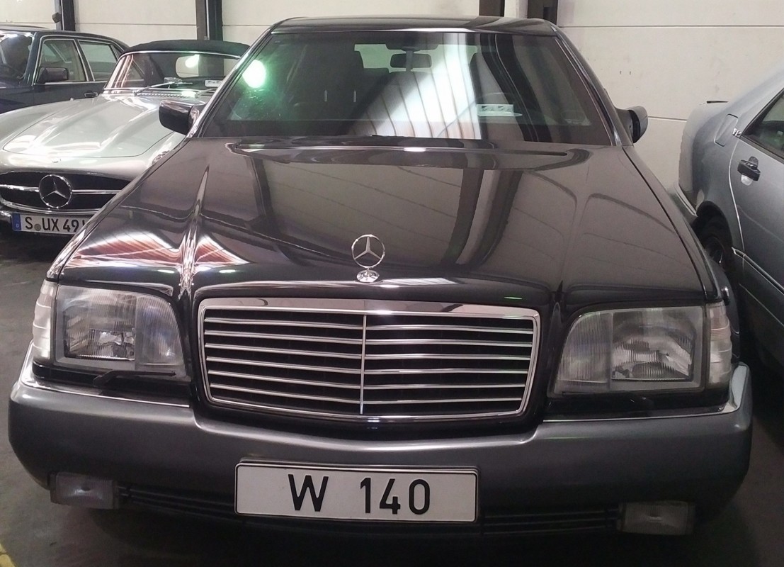 Dunkler Mercedes Benz von Vorne aus dem Jahr 1982 mit dem Kennzeichen W 140