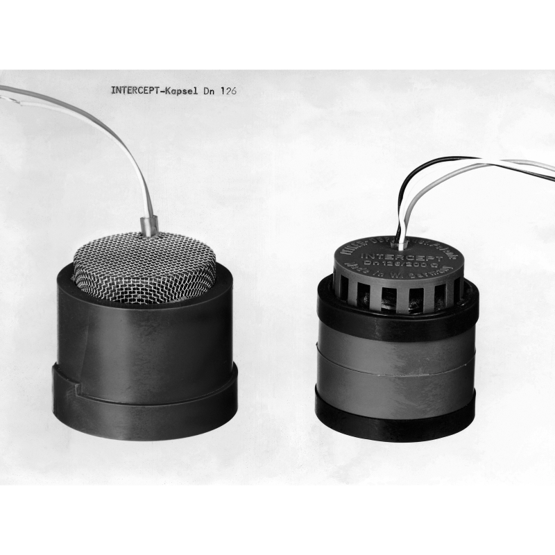 Zwei Einbaumikrofonkapseln, festes Gehäuse mit oben auf Gitternetzen und abgehenden Kabeln
