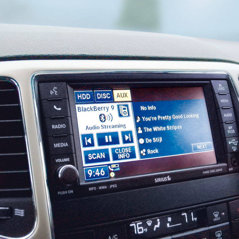 Pkw-Freisprecheinrichtung UConnect angezeigt auf einem Display in der Mittekonsole eines Fahrzeugs, der Bildschirm zeigt die Verbindung zeigt Musikstreaming an