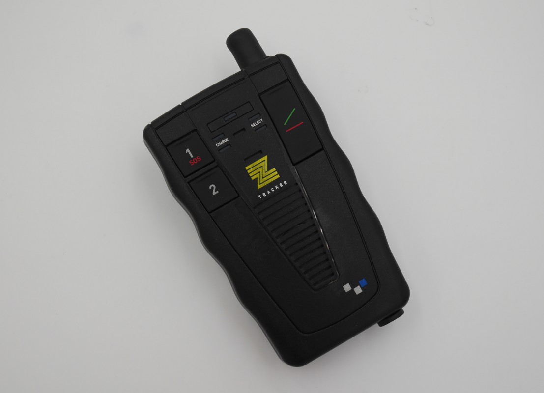 Z Tracker ein handgroßes schwarzer Handapparat mit vier Drucktasten und einem Lautsprecher  sowie einer kurzen Antenne