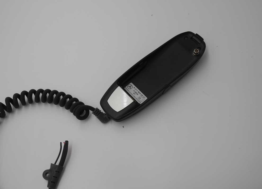 Handyhalterung für ein Nokia mit Verbindungskabel