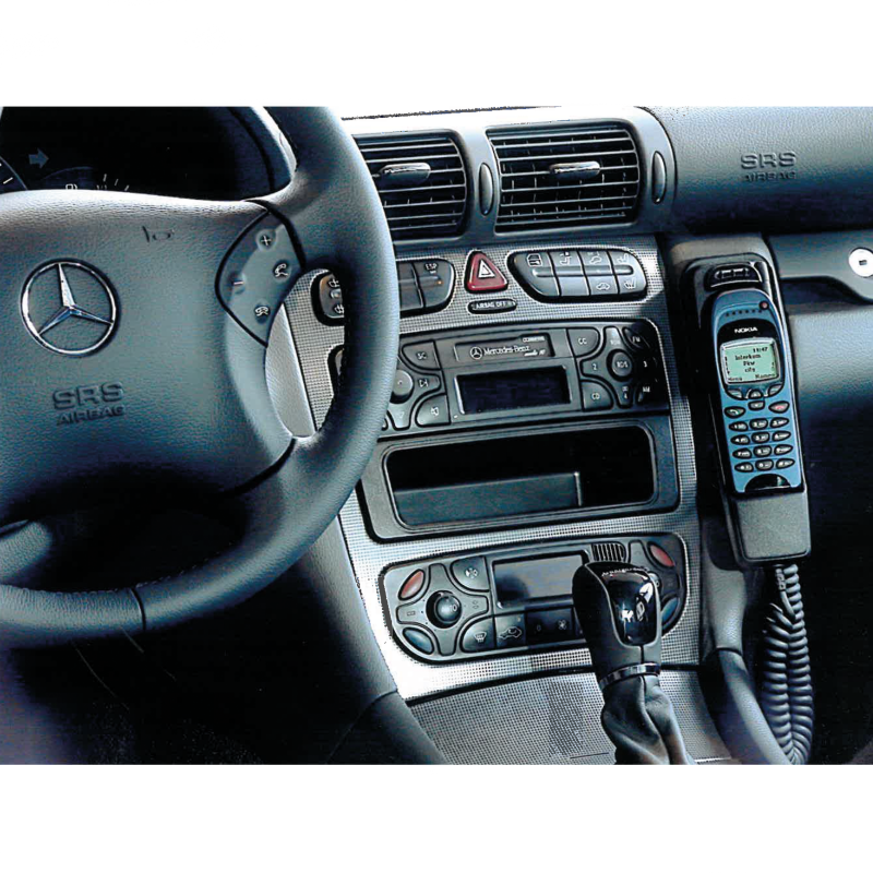 Font eines Mercedes Benz, in der Mittelkonsole eine Ladeschalenhalterung in der ein Handy von Nokia steckt 