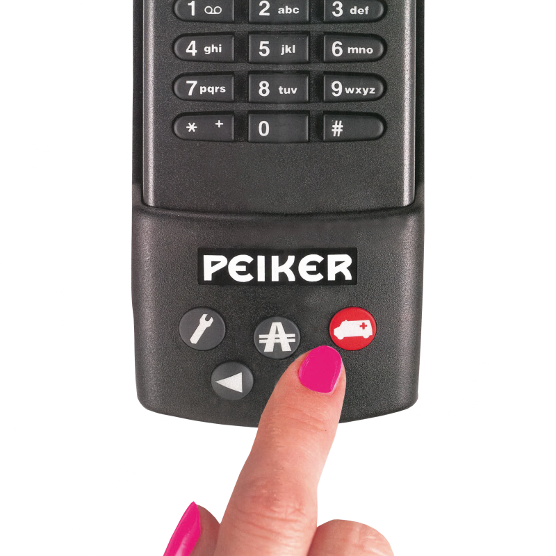 Autotelefon und ein Zeigefinger, der auf die darauf befindliche rote Taste mit einem Krankenwagensymbol in weiß zeigt