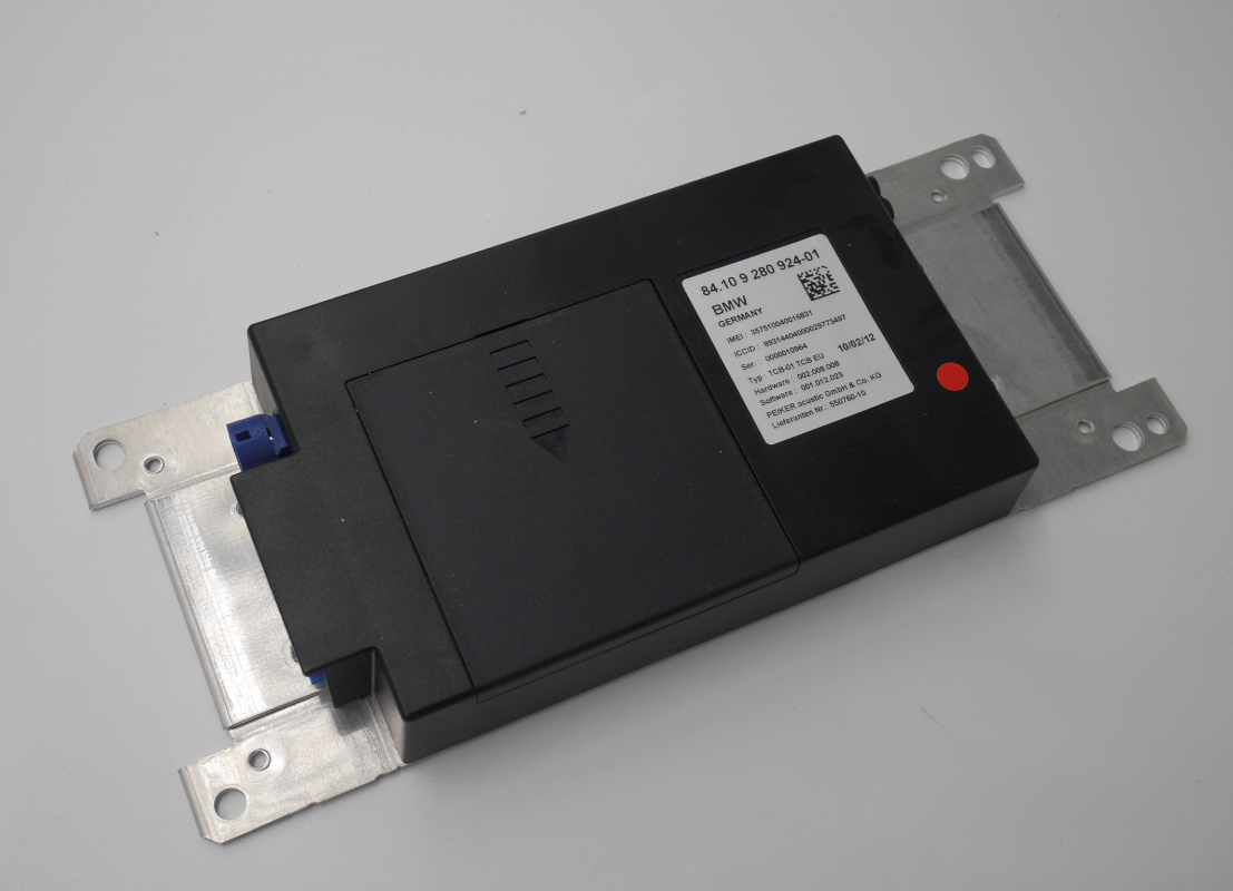 Elektronisches Steuergerät in schwarzem Gehäuse mit Metallschienen zur Befestigung