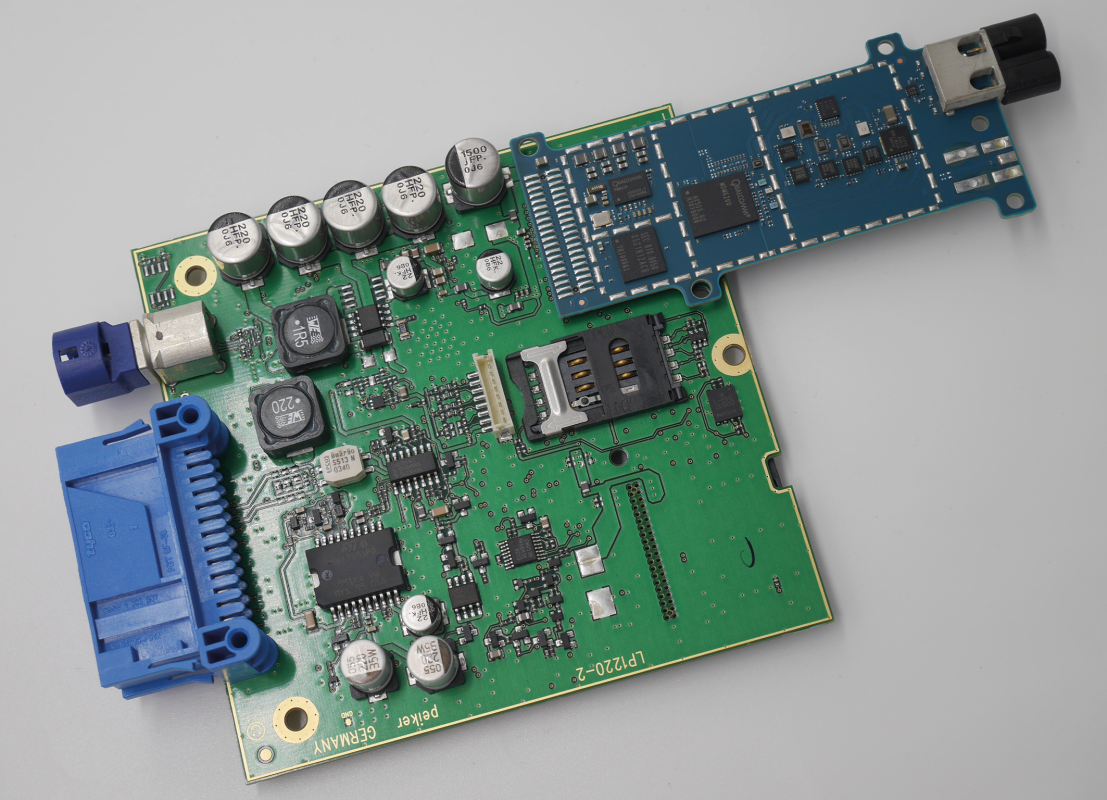 Elektronische Leiterplatte mit verschiedenen Bauteilen, Steckverbindungen und einem SIM-Karten-Slot