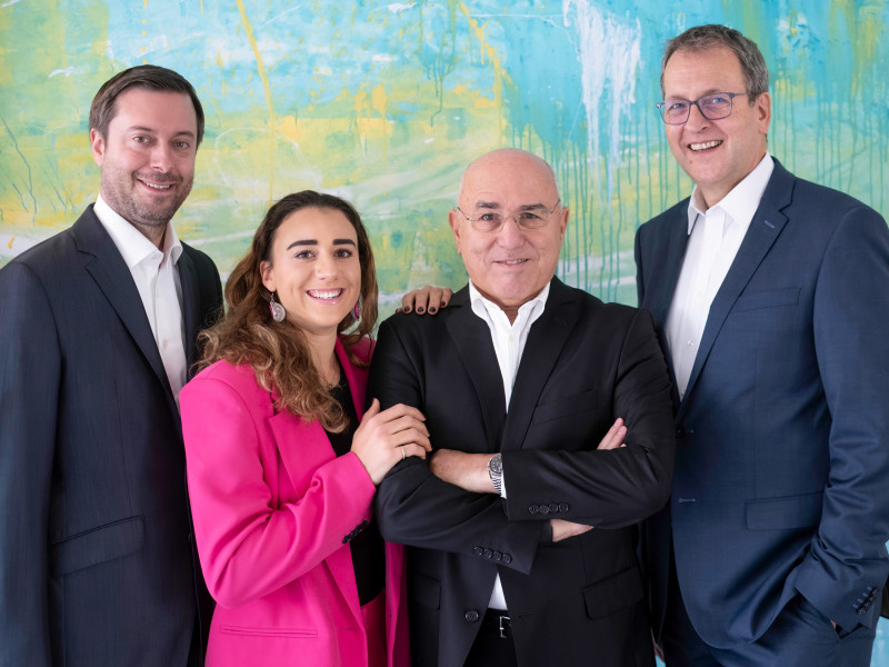 Von links nach rechts Benjamin Asmus, Carina und Andreas Peiker, Reinhard Kromer-von Baerle. Die Herren in dunklen Anzügen und die Dame in einem Pinken, alle freundlich lächelnd.