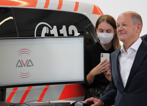 Olaf Scholz vor Monitor eines Notarztes mit AVA Assistenz System